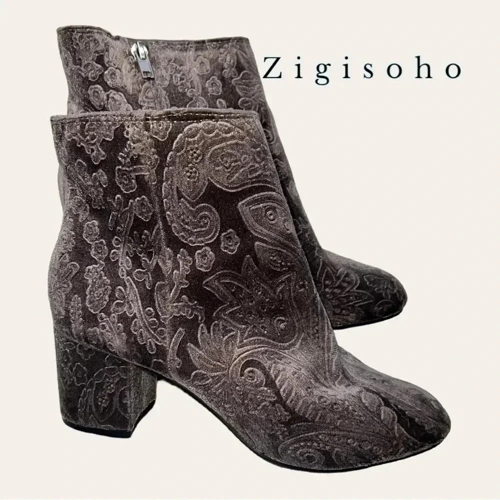 4628. ZIGISOHO EMBOSSED VELVET NYGIA ANKLE BOOTS SIZE 6.5 GRAY IN COLOR